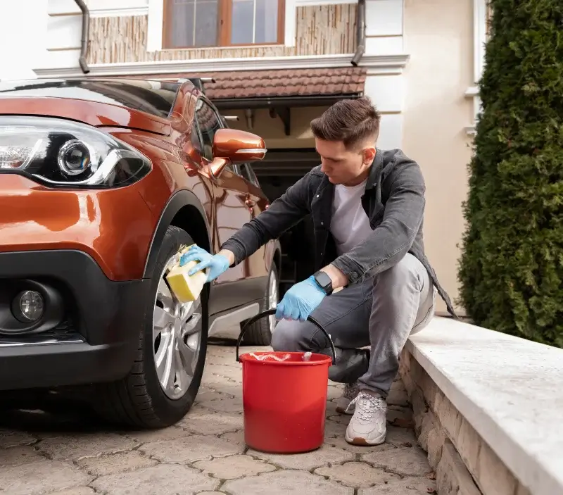Lavage auto à domicile Saint-Amans-des-Cots : professionnel intervenant sur un véhicule